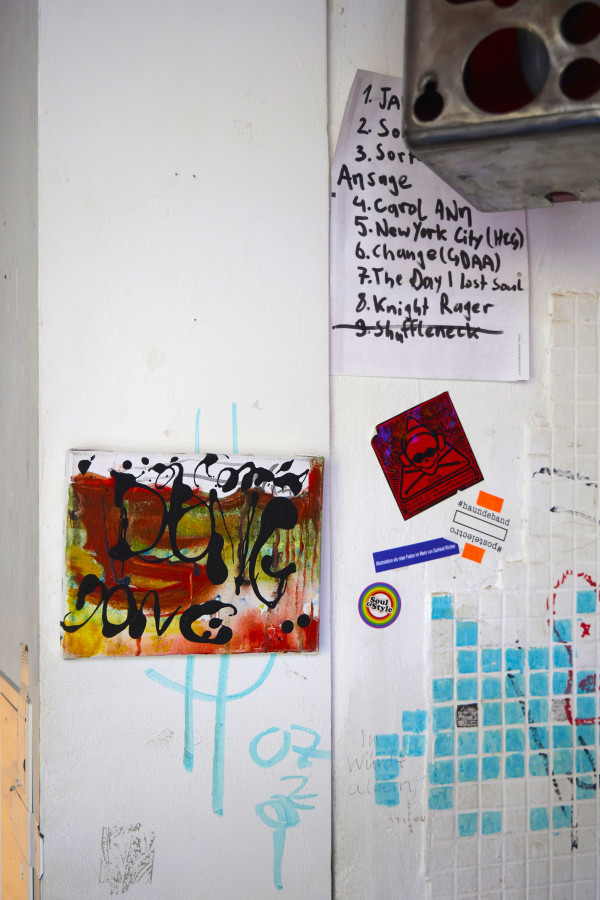 »dong dong«
13 x 18cm 
Acryl auf Leinwand