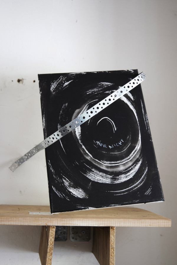 »hier nicht«
  acryl auf leinwand
  40 x 30 cm